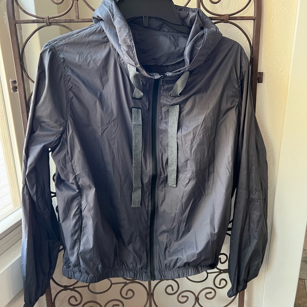 NWOT Woman’s windbreaker